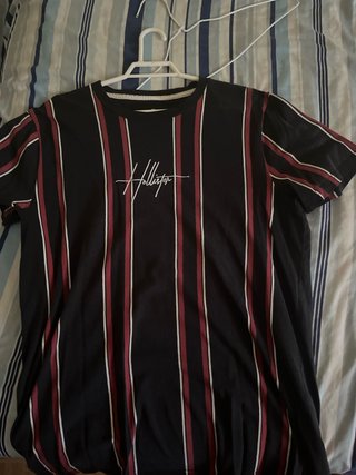 Camiseta Hollister Rayas Negras y Rojas