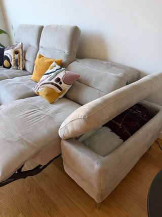 Divano grigio chiaro con poltrona retrò