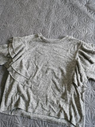 Jersey gris con volantes