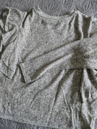 Jersey gris con volantes