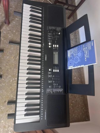 Teclado Yamaha PSR-E343 soporte, cargador, banquet