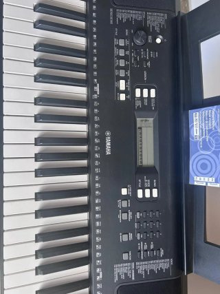 Teclado Yamaha PSR-E343 soporte, cargador, banquet