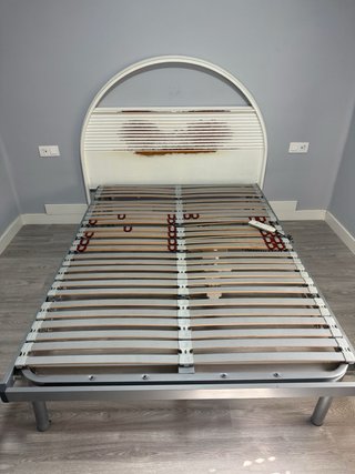 Cabecero blanco semicircular para restaurar