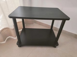Mesa auxiliar negra con ruedas. Madera lacada.