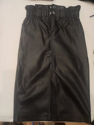 Falda midi cuero negra