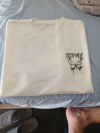 Camiseta blanca con estampado de mariposa