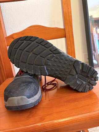 Zapatos de seguridad negros y rojos