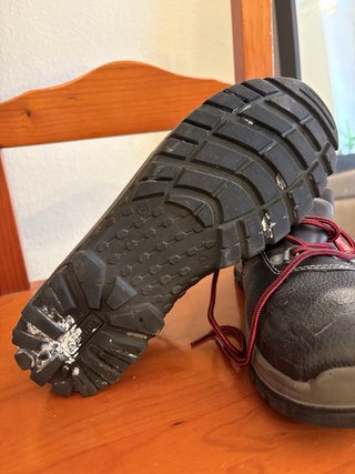 Zapatos de seguridad negros y rojos