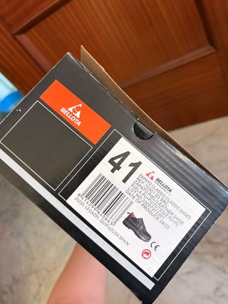 Zapatos de seguridad negros y rojos