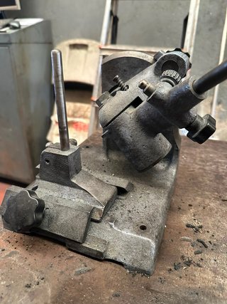 Soporte basculante para afilar cuchillas de torno