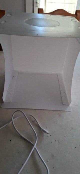 Expositor  fotos  con luz ,blanco con cable USB