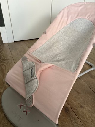 Hamaca BabyBjörn rosa con funda extra blanca.