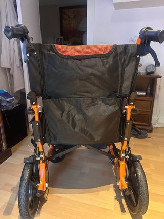 Silla de ruedas y cojín antiescaras .