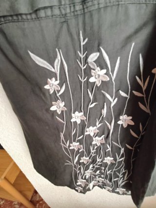 Vestido camisero cruzado estampado floral.