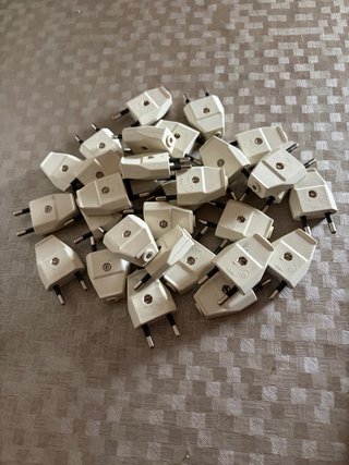 Lote de enchufes machos blancos