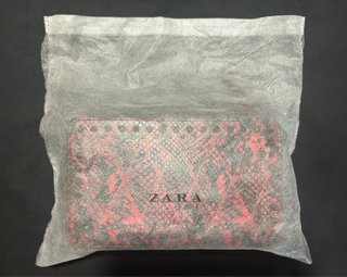 Bolso ZARA efecto piel serpiente y tachuelas