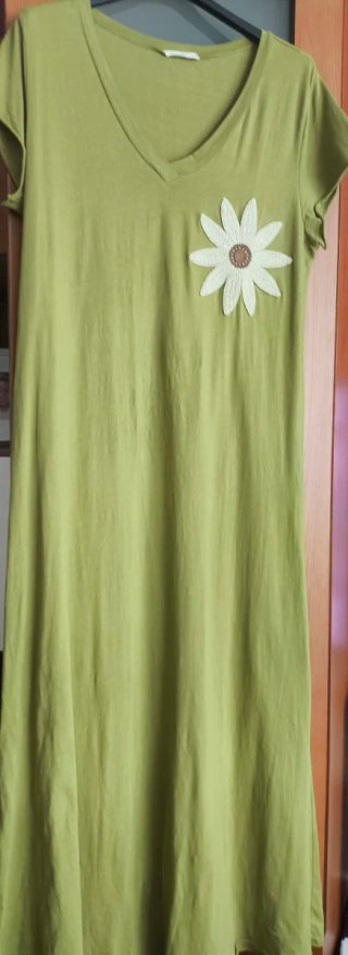 Vestido camiseta verde con flor blanca