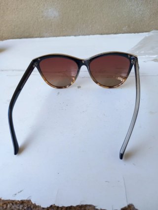 Occhiali da sole neri e marroni