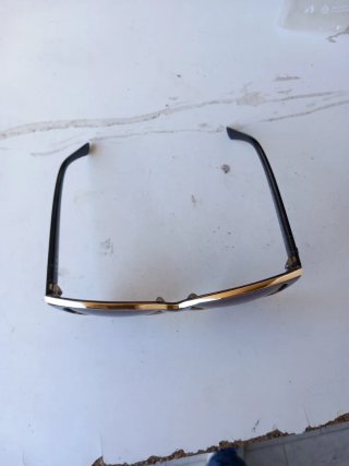 Occhiali da sole neri e marroni