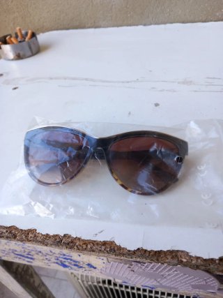 Occhiali da sole neri e marroni