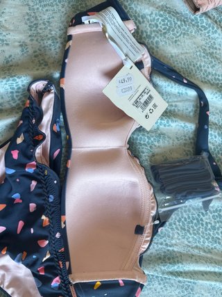 Bikini azul con estampado multicolor