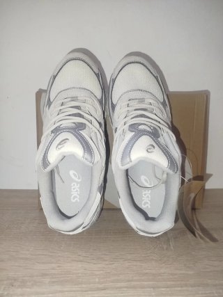 Zapatillas Asics grises y blancas