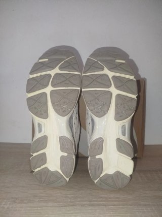 Zapatillas Asics grises y blancas