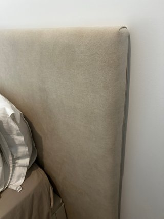 Cabecero de cama beige y gris