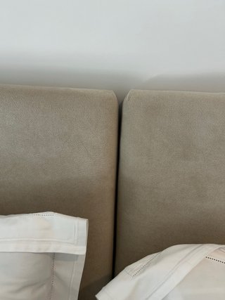 Cabecero de cama beige y gris