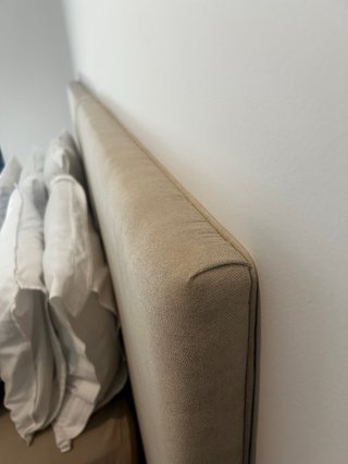 Cabecero de cama beige y gris