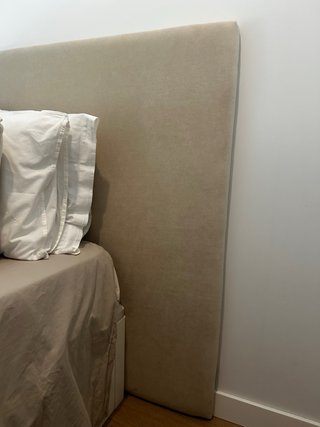 Cabecero de cama beige y gris