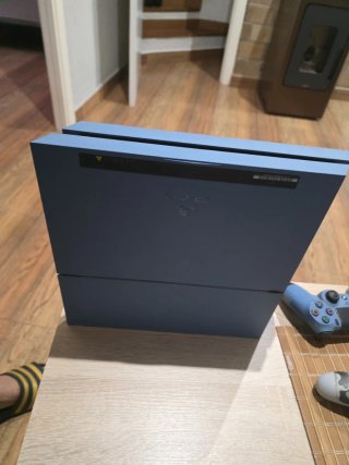 PS4 Edición Uncharted + 3 Mandos
