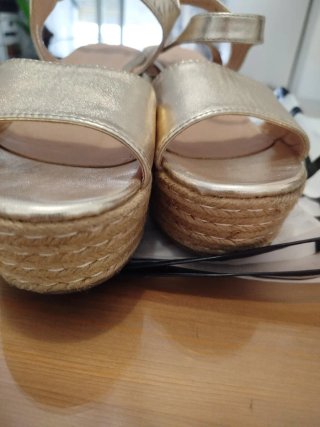 Sandalias doradas cuña esparto