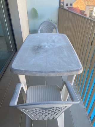 Mesa y 4 sillas de plástico exterior
