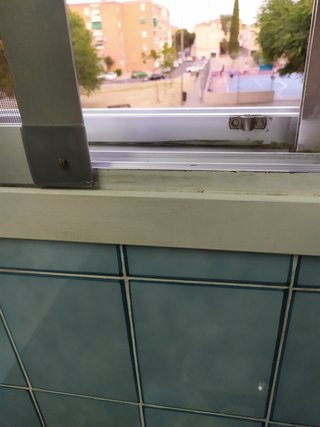 Mosquitera blanca con 2 pomos