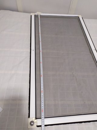 Mosquitera blanca con 2 pomos