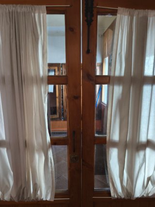 Puerta batiente doble madera y cristal