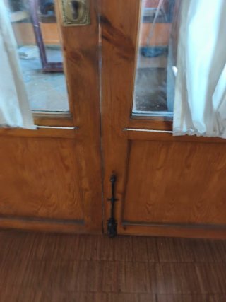 Puerta batiente doble madera y cristal