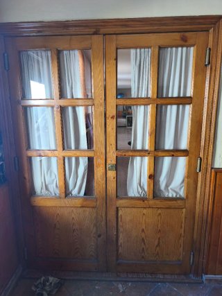 Puerta batiente doble madera y cristal