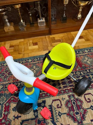 Triciclo Smoby con barra de empuje