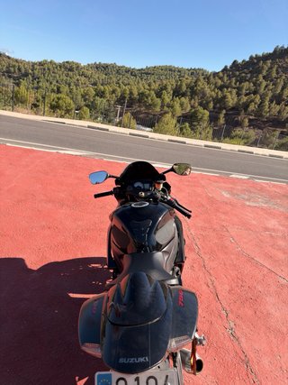 Suzuki GSXR 750 K7 muy cuidada y con muchos extras