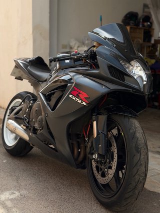 Suzuki GSXR 750 K7 muy cuidada y con muchos extras