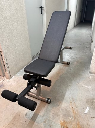 Banco de abdominales y juego de pesas