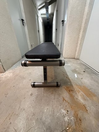 Banco de abdominales y juego de pesas