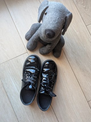 Zapatos negros para el cole talla 38.