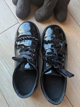 Zapatos negros para el cole talla 38.
