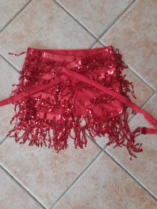 Falda corta roja lentejuelas flecos