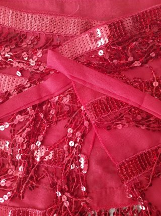 Falda corta roja lentejuelas flecos