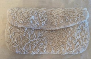 Monedero antiguo de cuentas beige y blanco
