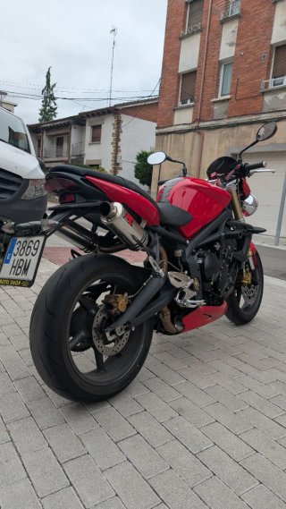Triumph 675 Roja (Cambio por 4x4)